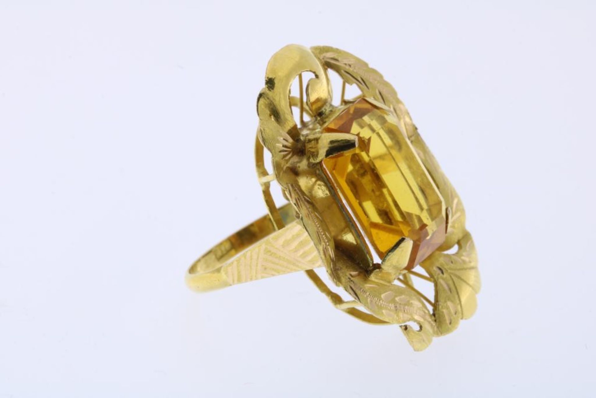 gouden ring bezet met gele topaas