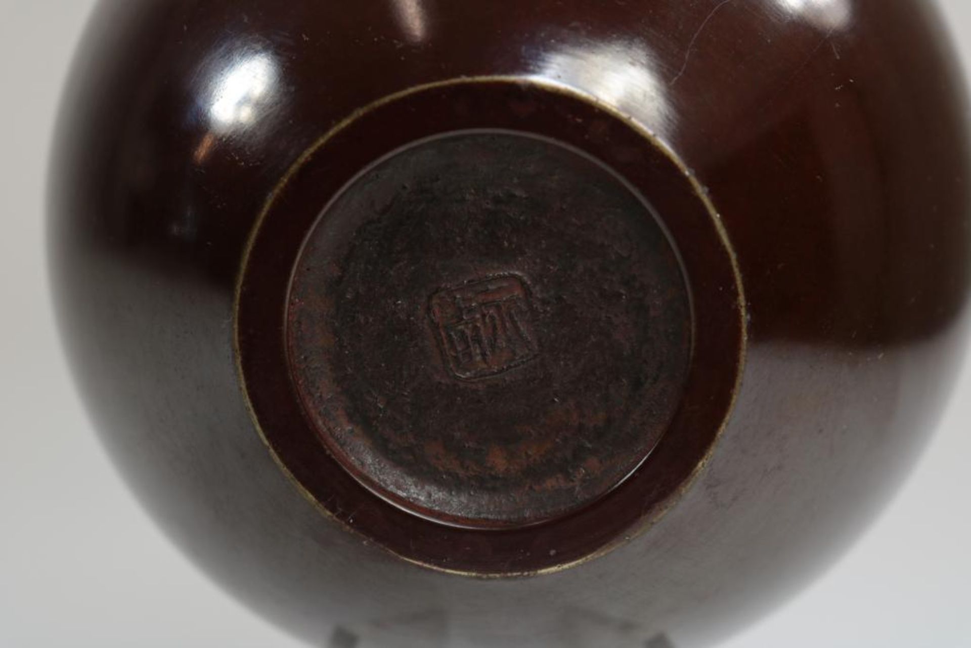 Gestileerd appelvormige bronzen vaasje - Image 5 of 5