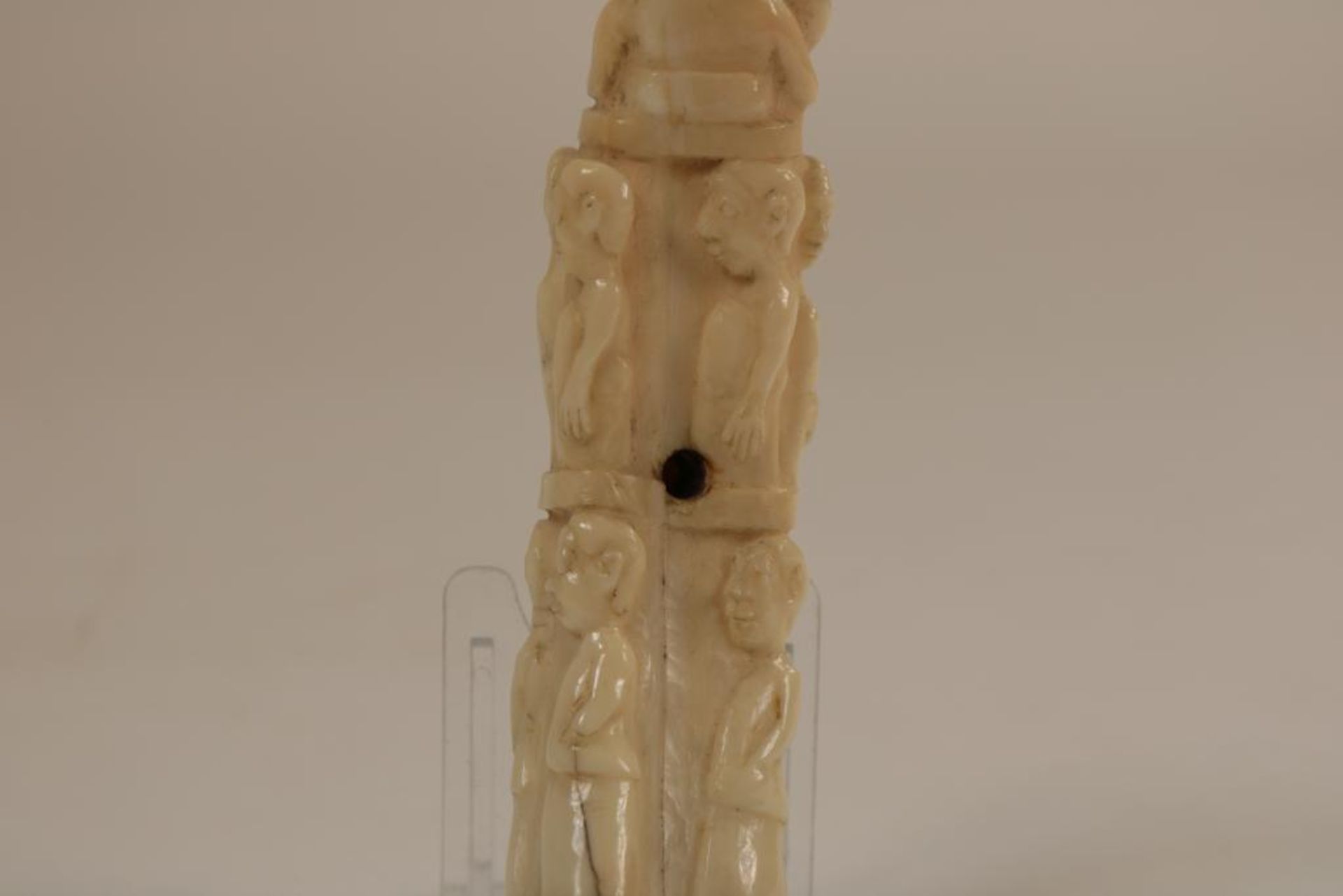 Ivoren sculptuur van figuren + cert. - Image 6 of 6