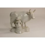 Delfts wit sculptuur van koe met meisje