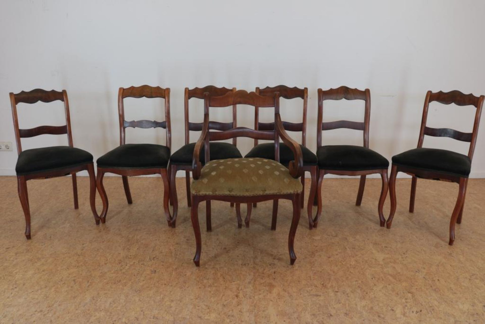 Serie van 7 Biedermeier stoelen + hokker
