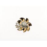 Bi-colour gouden bloembroche met diamant