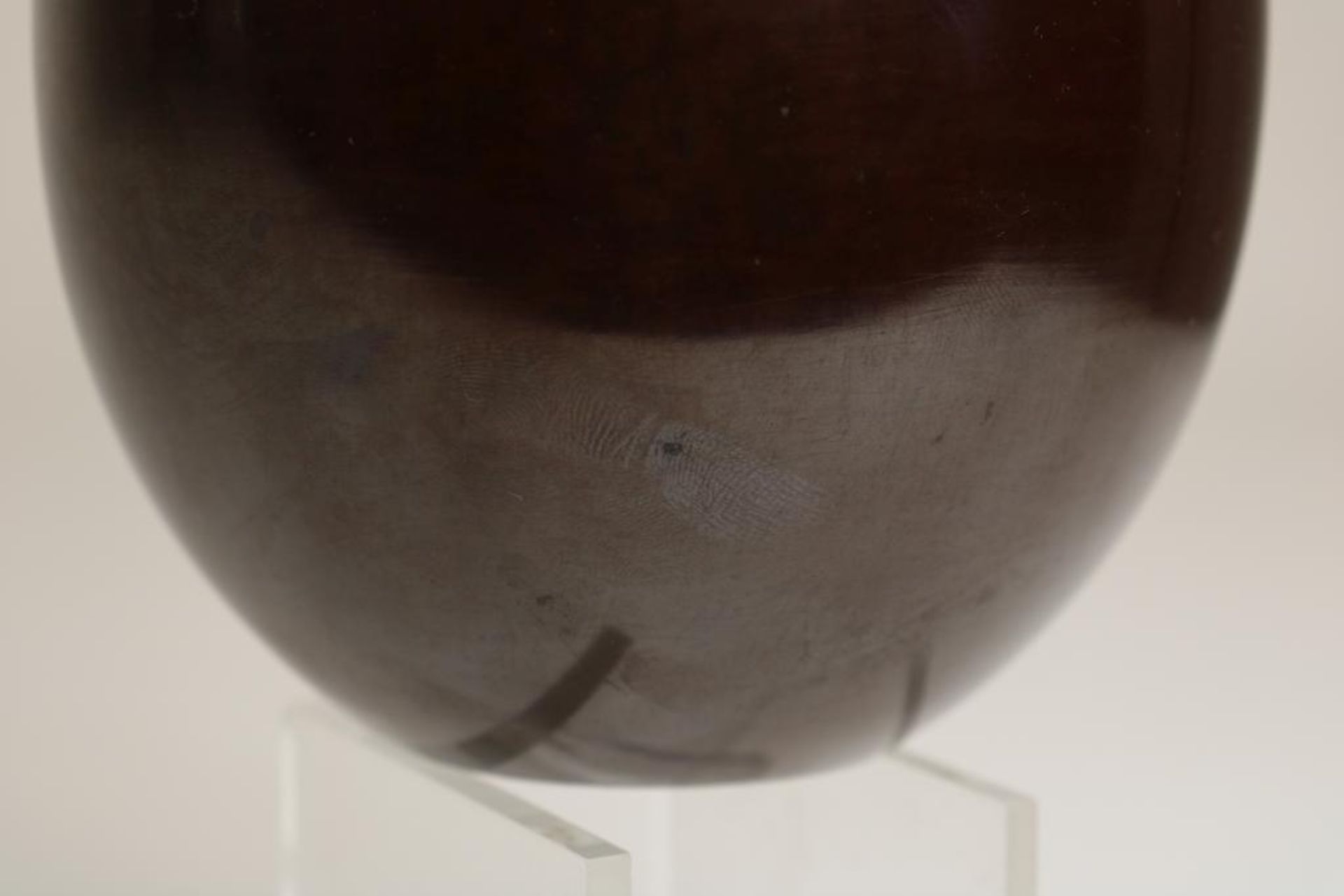 Gestileerd appelvormige bronzen vaasje - Image 2 of 5