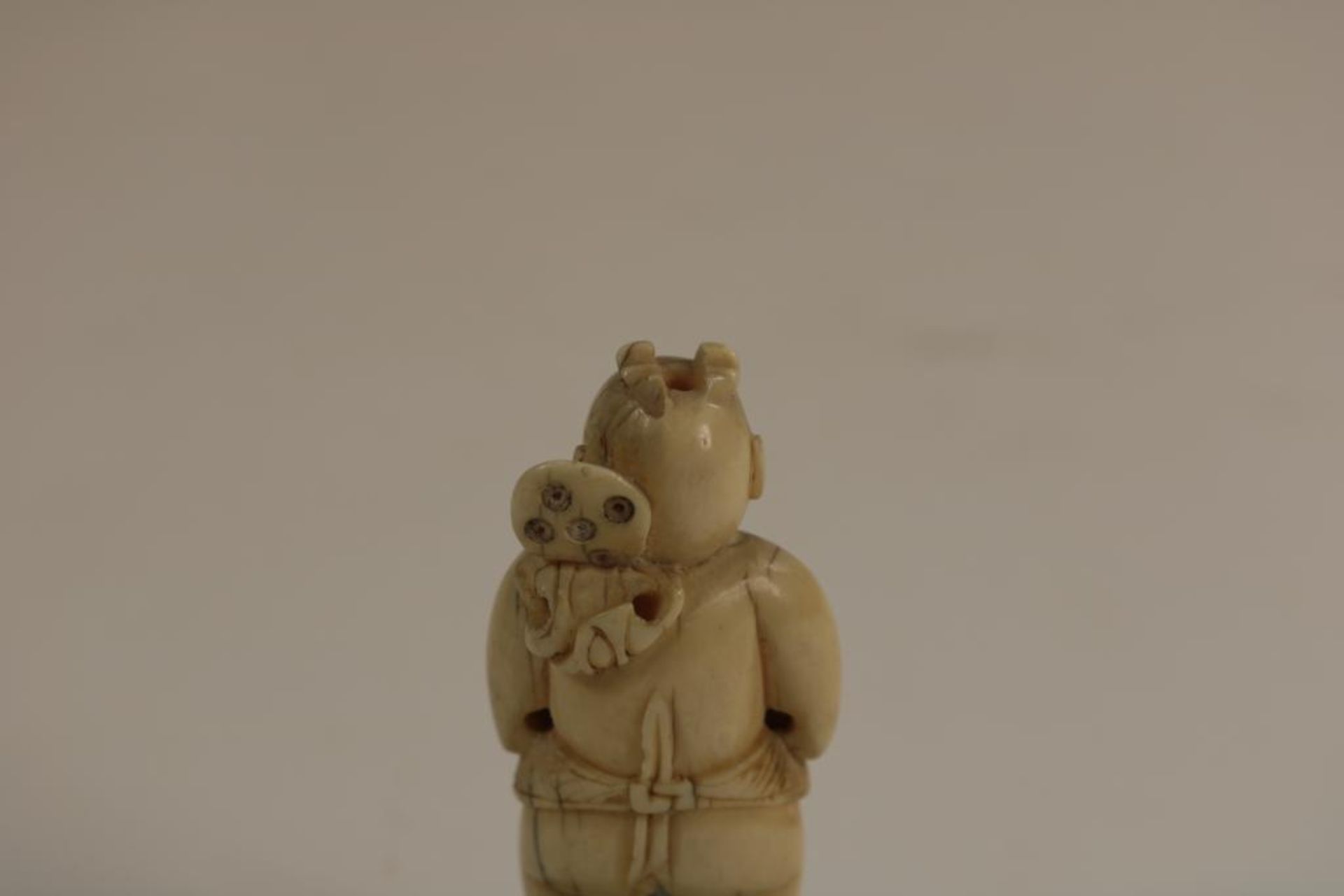 Ivoren netsuke, figuur met bloem +cert. - Image 5 of 5