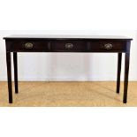 Mahonie sidetable met 3 laden