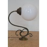 Geelkoperen wandlamp met wit opaline