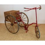 Rood beschilderde metalen fiets