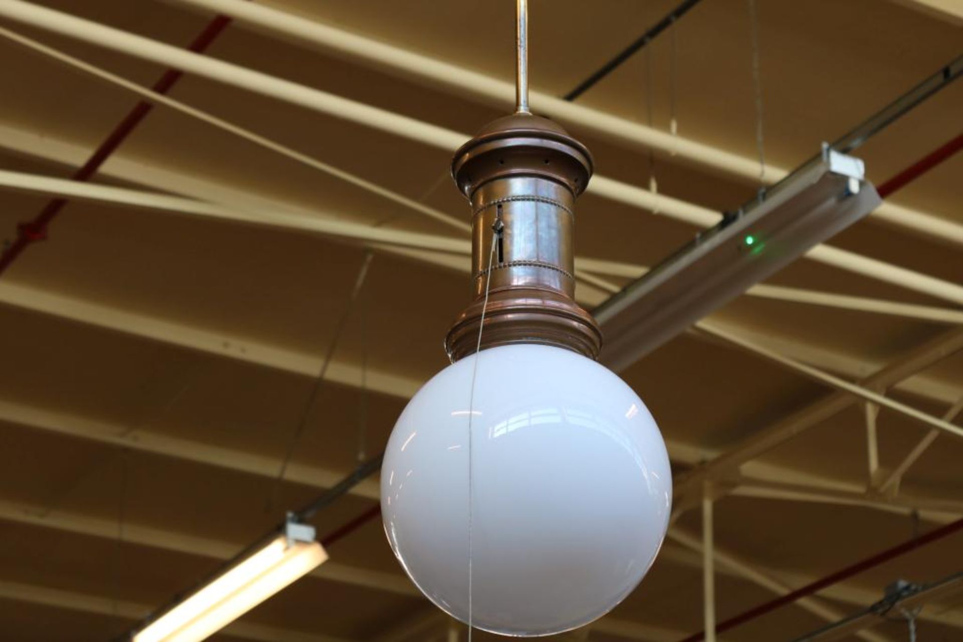 Koperen schoollamp met opaline bol.