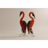 Stel glazen sculpturen van pelikanen