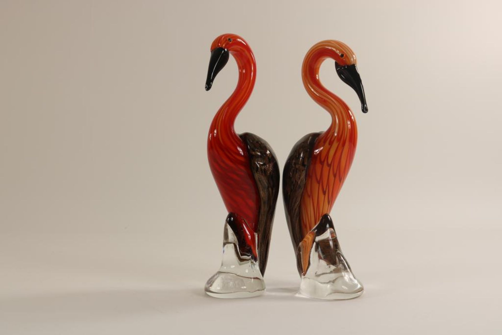 Stel glazen sculpturen van pelikanen