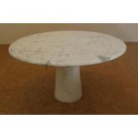 Wit marmeren ronde tafel