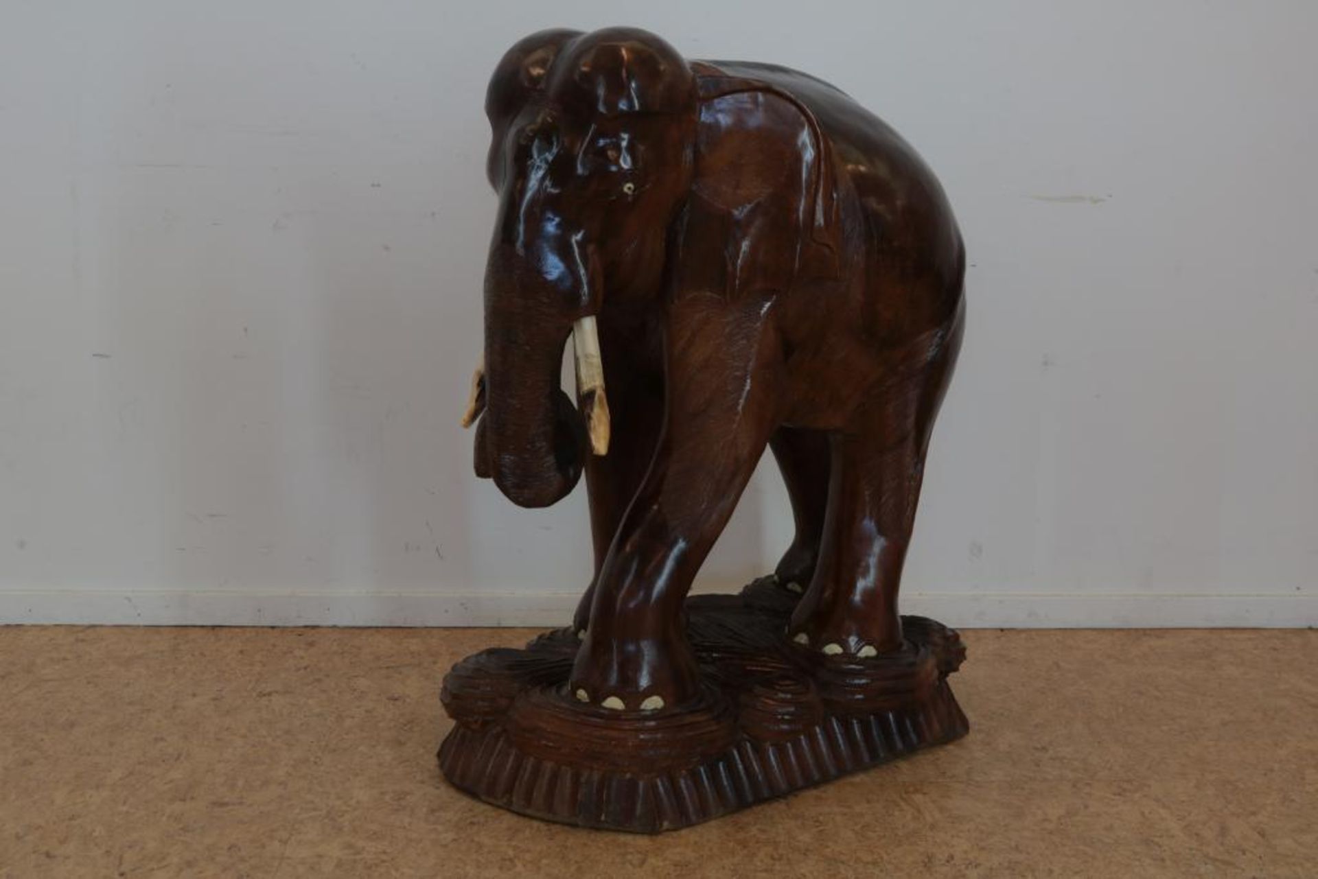 Houten gestoken sculptuur olifant