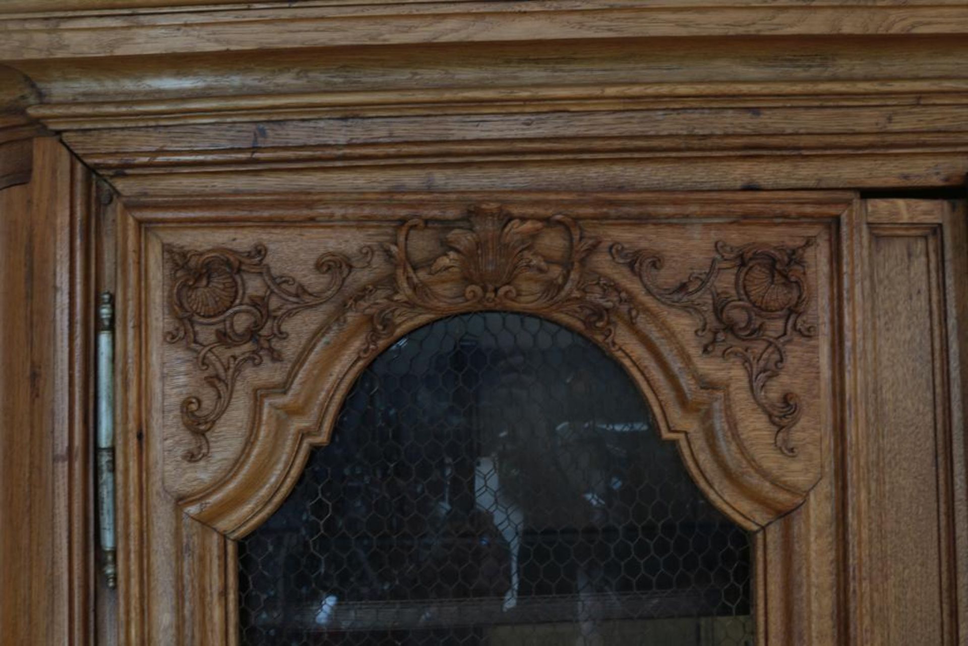Eiken Louis XVI vitrinekast met 4 deuren - Image 4 of 7
