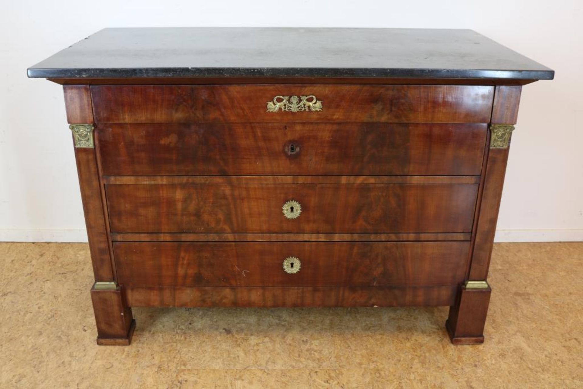 Mahonie Empire commode