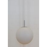 Giso hanglamp met wit opaline bolkap