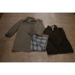 Twee burberry trenchcoats