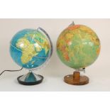 Lot van 2 globes op standaard