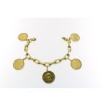 Geelgouden schakelarmband met 5 munten