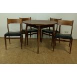 Serie van 4 eiken stoelen en tafel