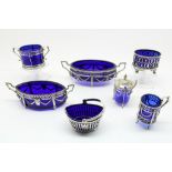 7 zilveren tafelstukken met blauw glas