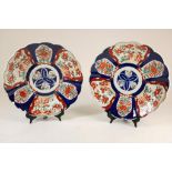 Stel porseleinen schotels met Imari