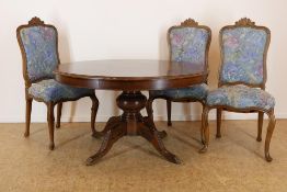 Serie van 3 stoelen en tafel