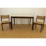 Serie van 2 vintage stoelen en tafel