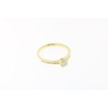 Gouden solitaire ring met bezette scheen