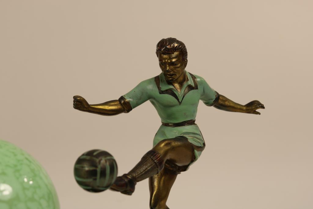 Bronzen sculptuur van voetballer - Image 2 of 3