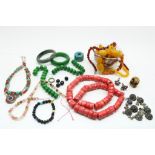 Lot diverse edelstenen en sieraden