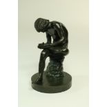 Bronzen sculptuur, jongen met splinter