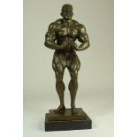 Bronzen sculptuur van bodybuilder
