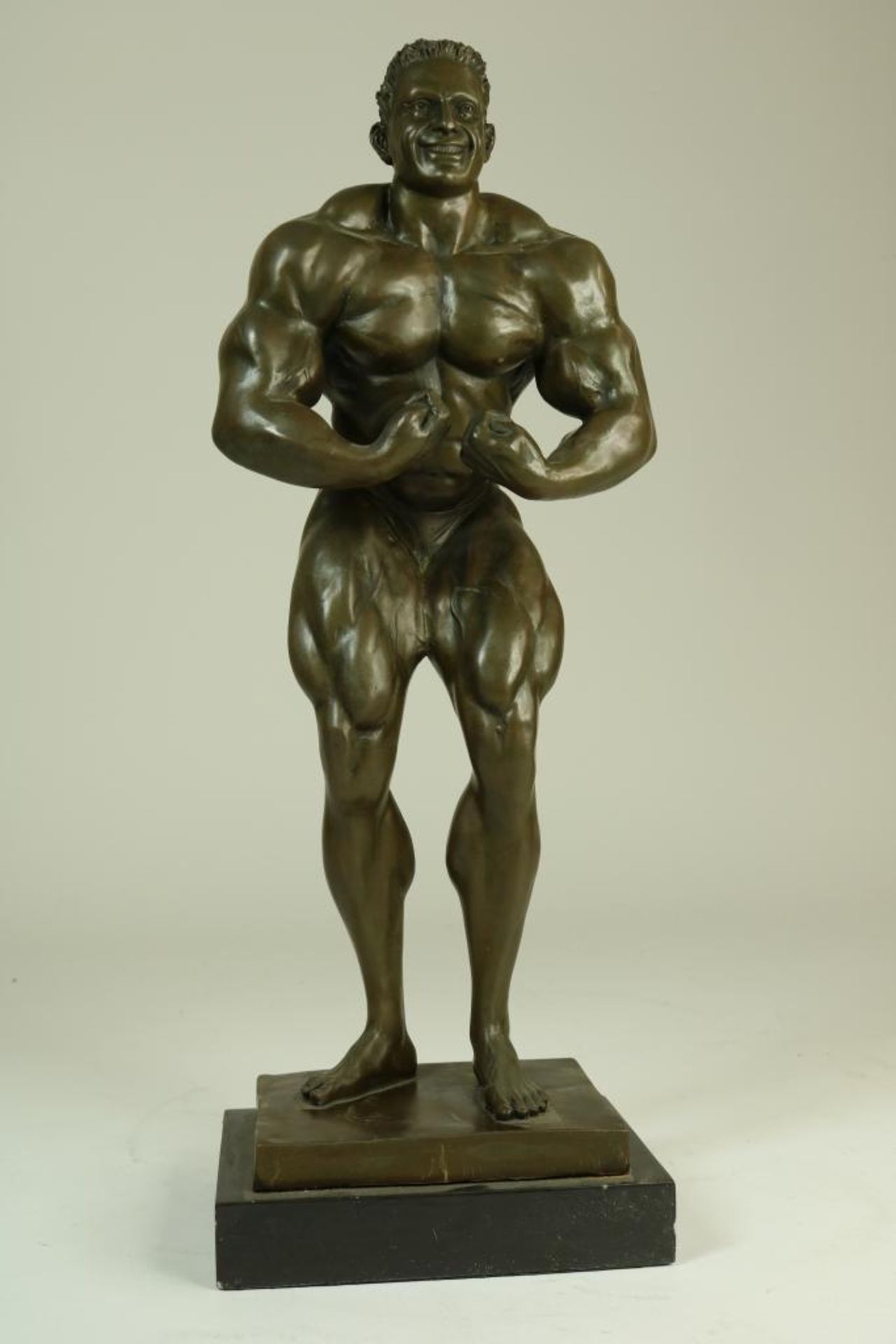 Bronzen sculptuur van bodybuilder