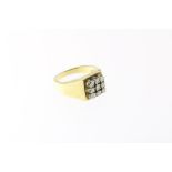 Moderen gouden ring met 9 diamanten