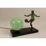Bronzen sculptuur van voetballer