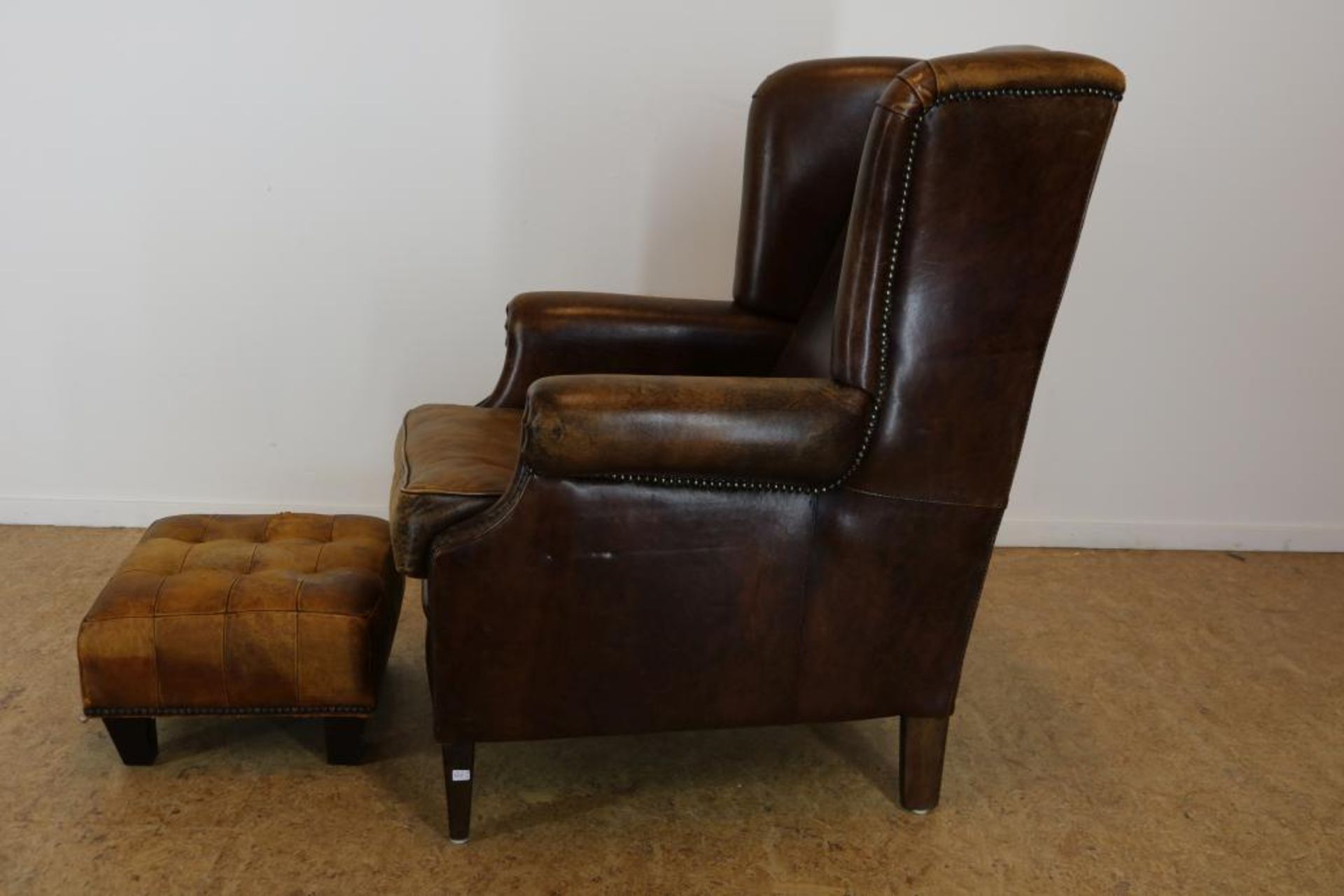 Bruinlederen oorfauteuil + hocker - Image 4 of 4