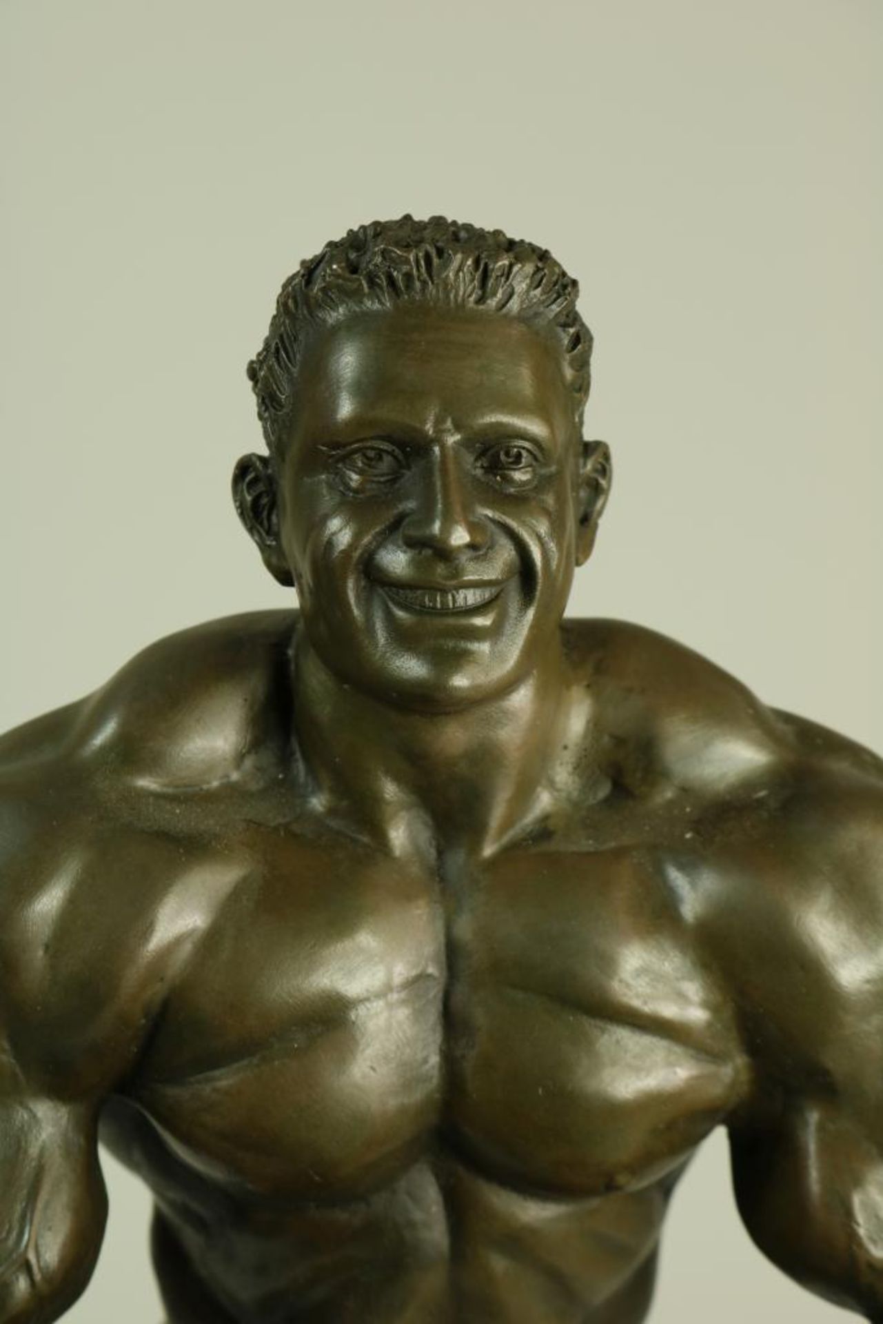 Bronzen sculptuur van bodybuilder - Image 3 of 4