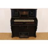 Zwart lak harmonium. J.van der Tak & Co.