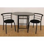 Zwart metalen design tafel, 2 stoelen