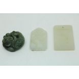 Twee witte jade plaquettes en een amulet