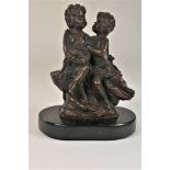 Bronzen sculptuur van meisje en jongen