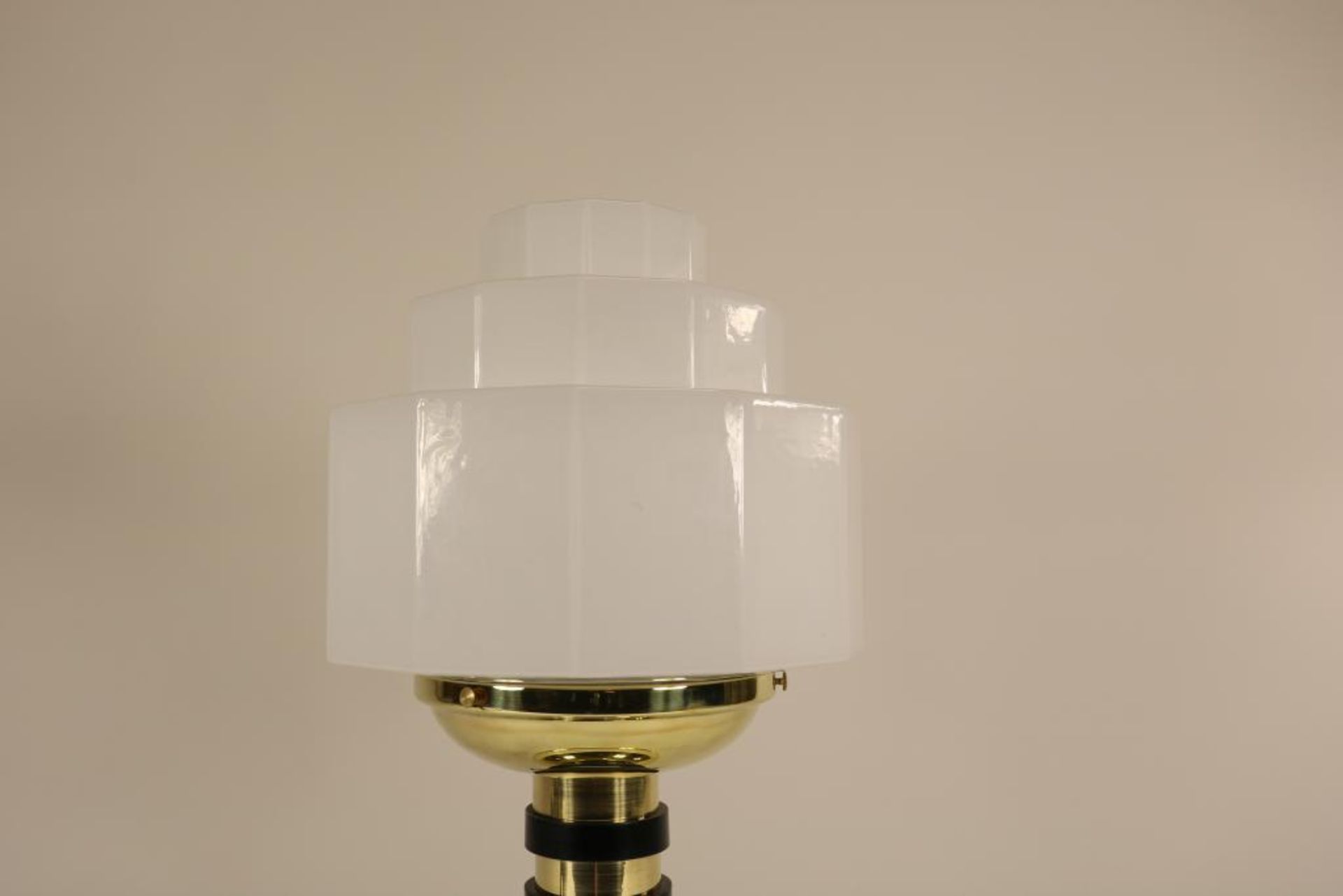 Messing tafellamp met witglazen kap - Image 2 of 4