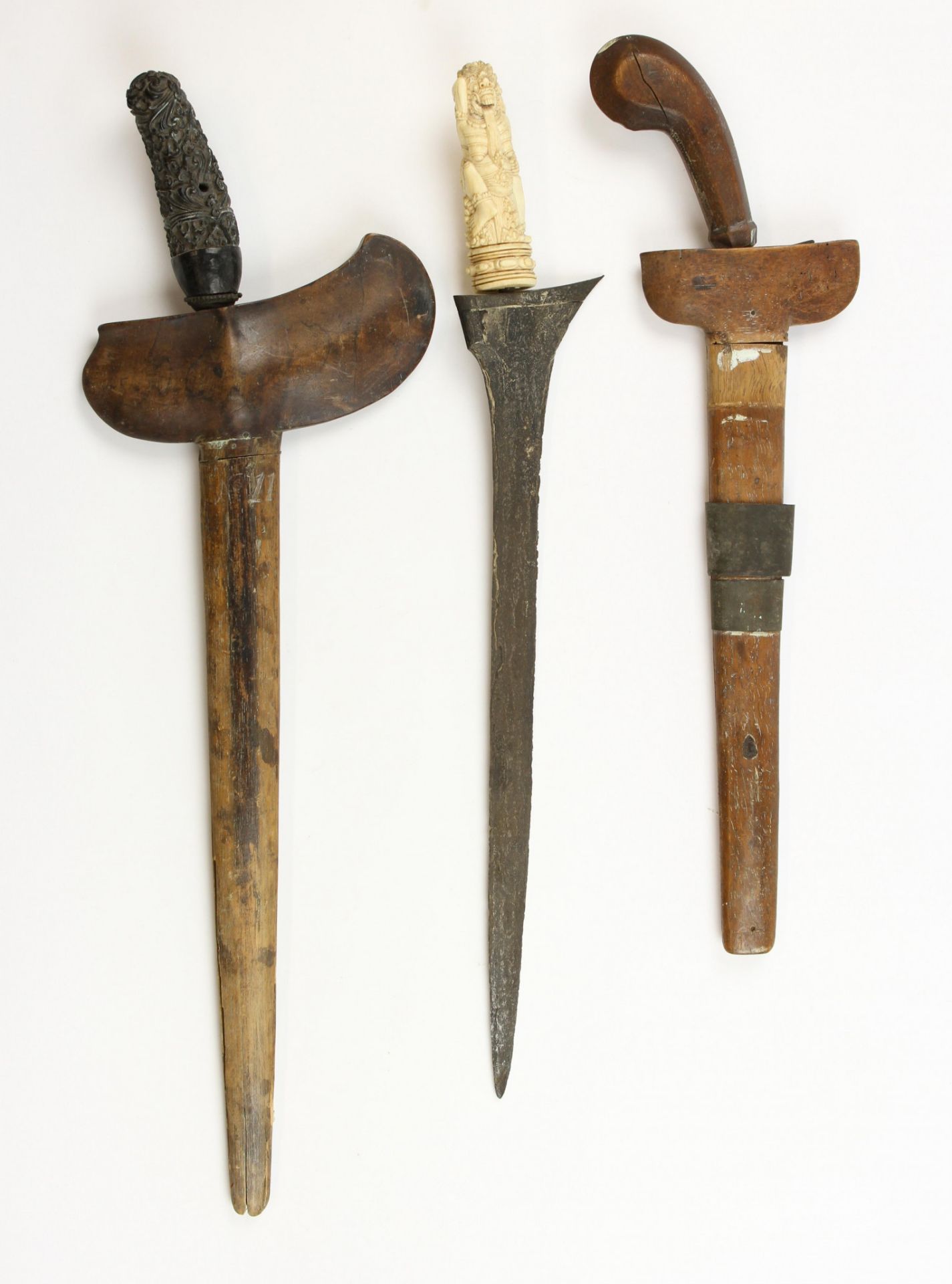 Three Javanse keris, a Madura keris and a straight Balinese keris. - Image 6 of 9