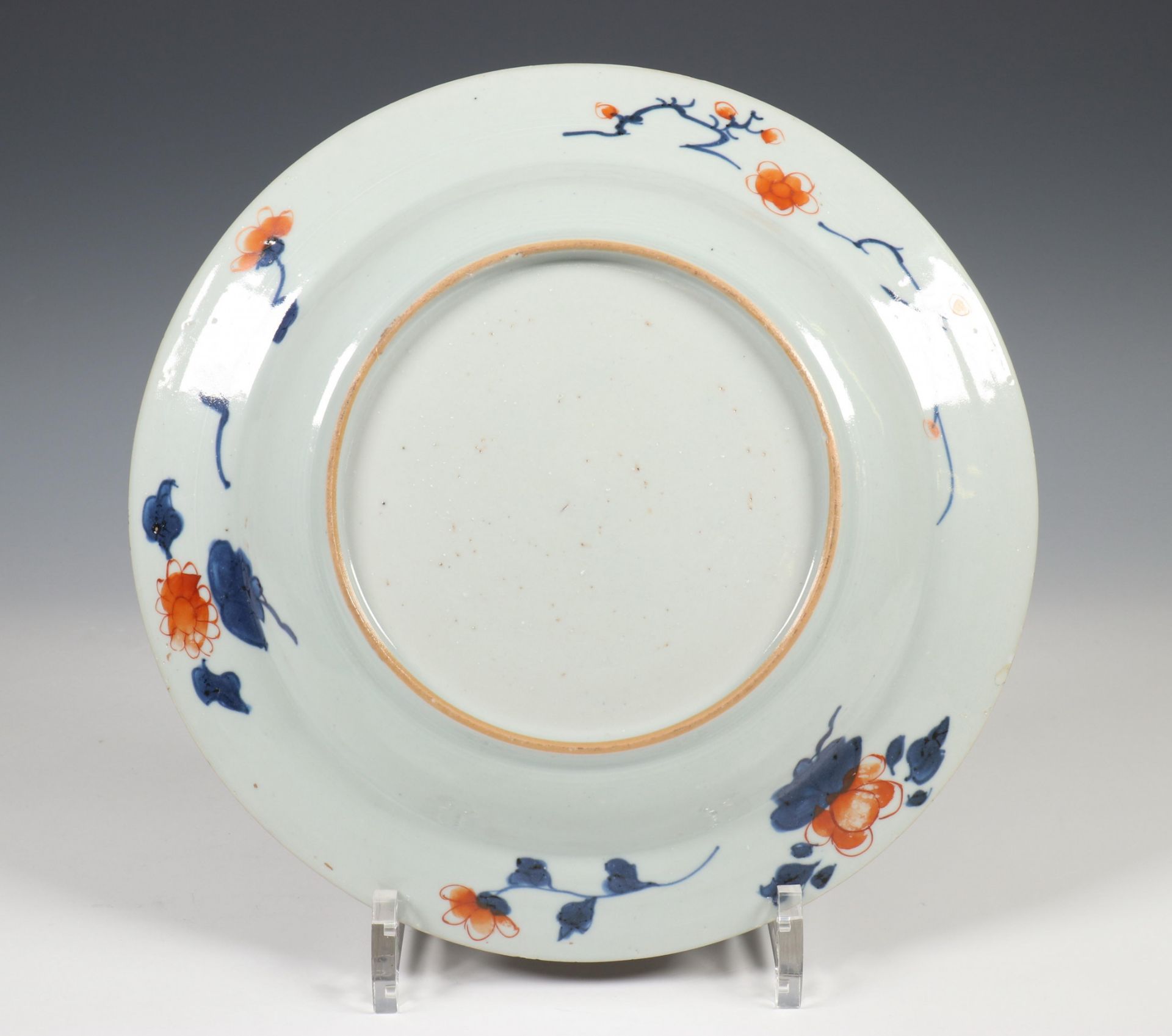 China, een set van zes Imari porseleinen borden, 18e eeuw, - Image 6 of 20