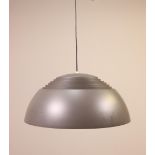 Arne Jacobsen voor Louis Poulsen, leverkleurige aluminium en stalen 'AJ Royal' hanglamp