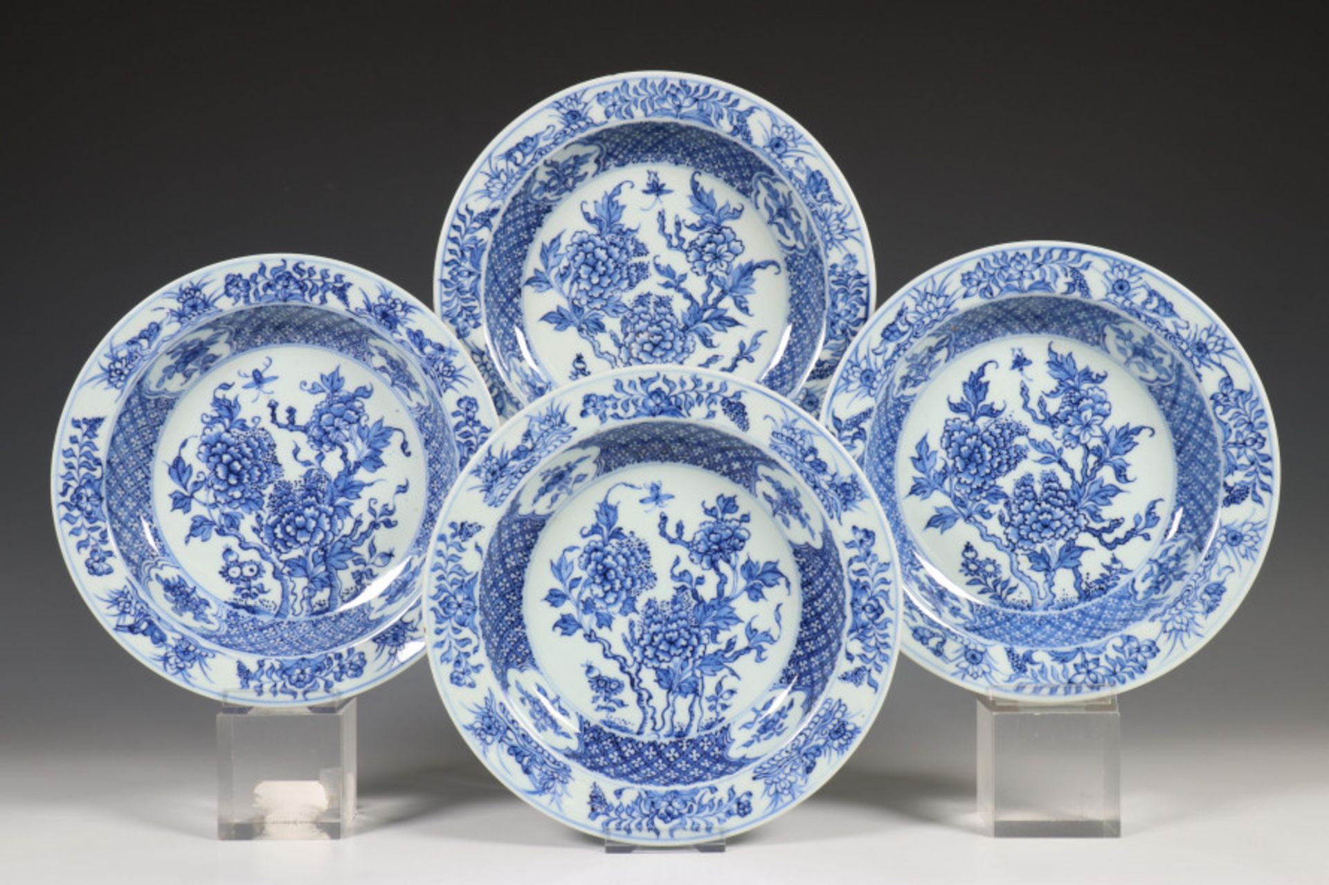 China, een set van vier blauw-wit porseleinen diepe borden, Qianlong,