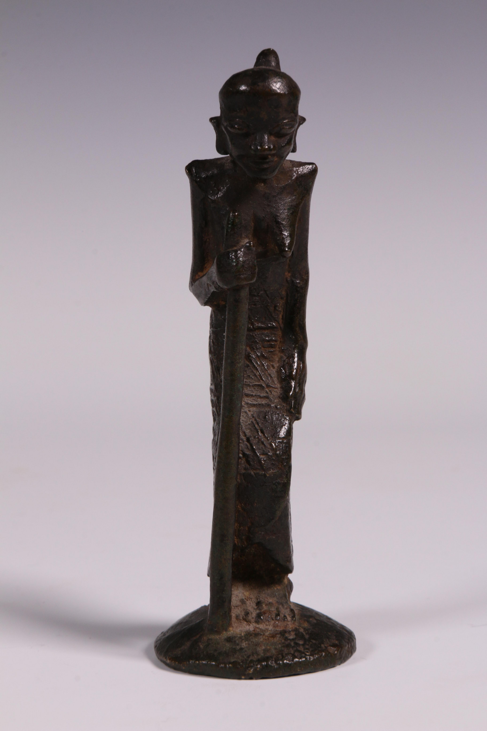 Sri Lanka, bronzen staand vrouwfiguur, ca. 1900, - Image 2 of 3