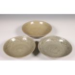 China, drie celadon porseleinen schoteltjes, Noordelijke Song dynastie, 10e-12e eeuw,