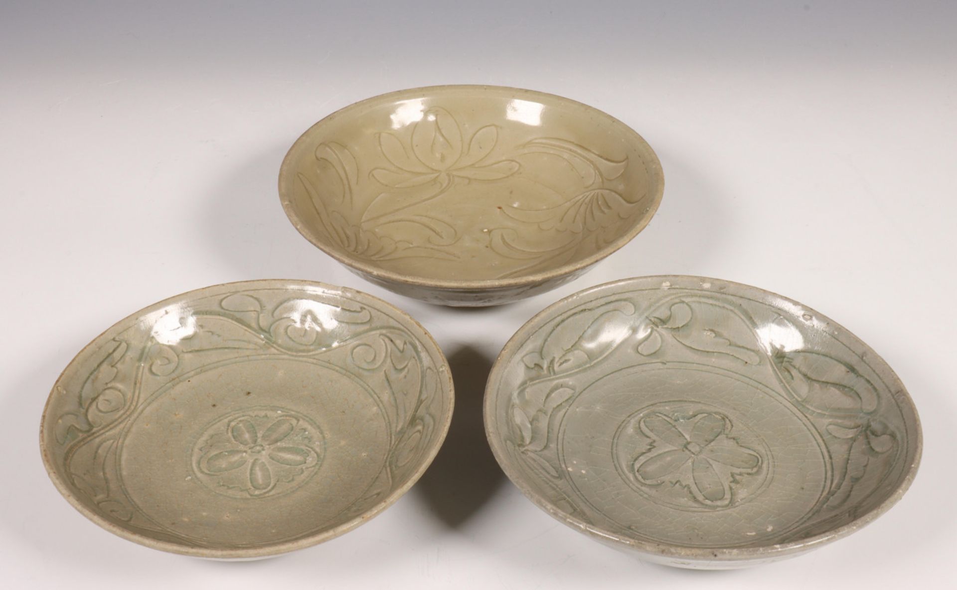 China, drie celadon porseleinen schoteltjes, Noordelijke Song dynastie, 10e-12e eeuw,