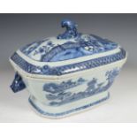 China, een blauw-wit porseleinen terrine en deksel, Qianlong,